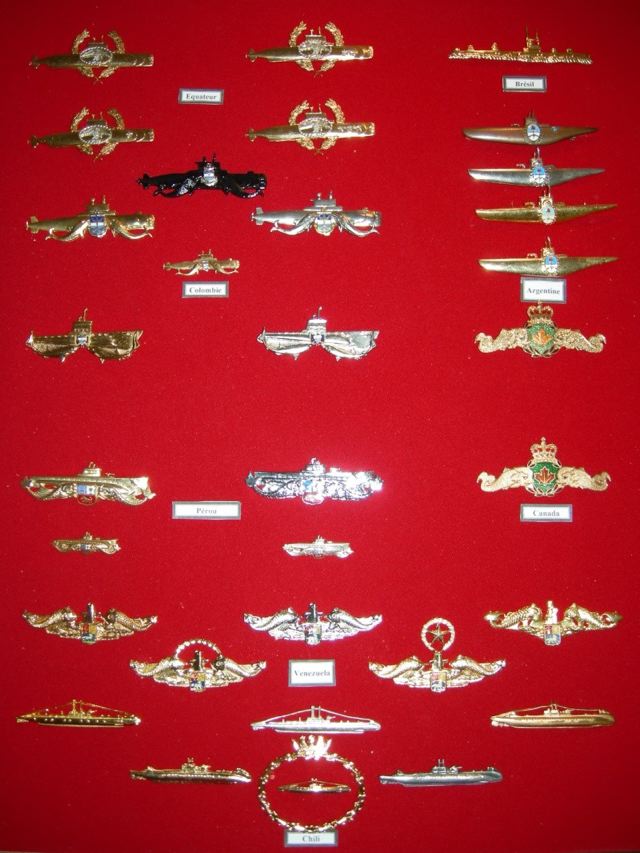 [ Logos - Tapes - Insignes ] Collection de rubans légendés de sous-marin et brevets SM Gra210
