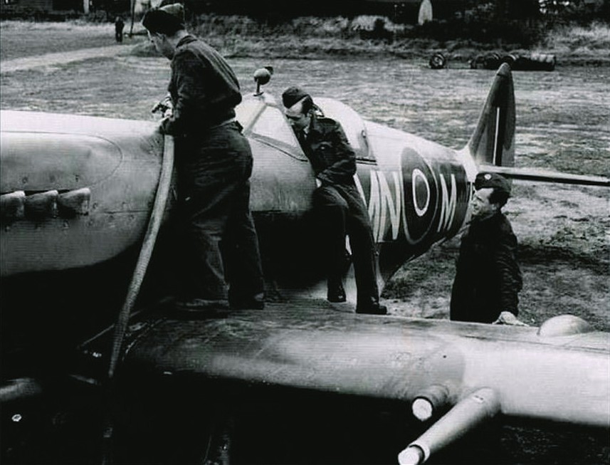 Supermarine Spitfire Mk. XIV de Jean MARIDOR 1944 Skan2210