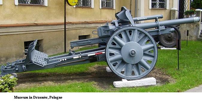 10.5 cm leichte FeldHaubitze 18 800px-24