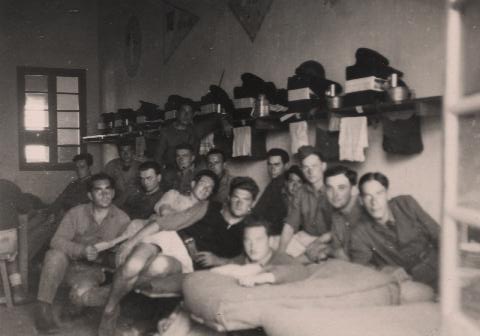 Quelques photos de nos anciens à FEZ (mars/avril 1943) Chambr10