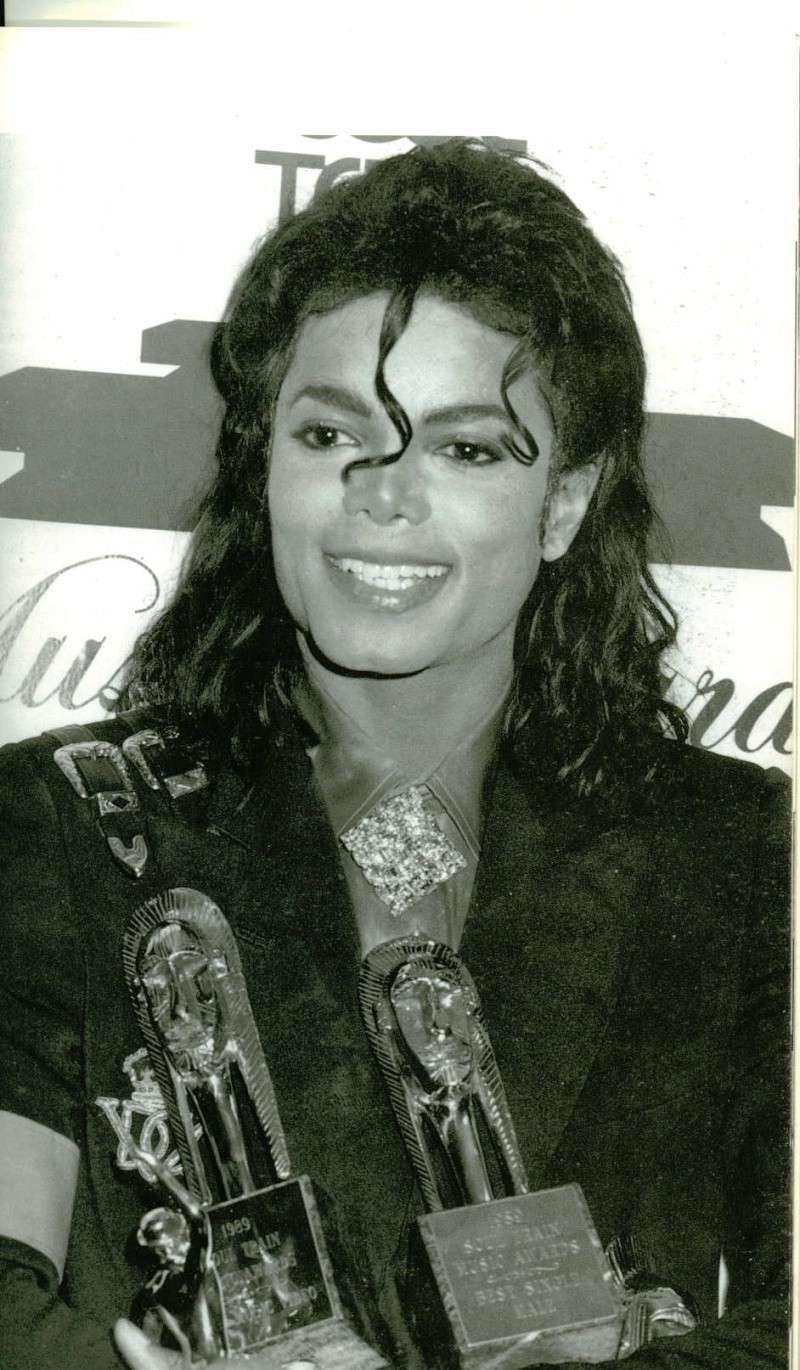 Le Roi de la pop - Michael Jackson - Page 2 01110