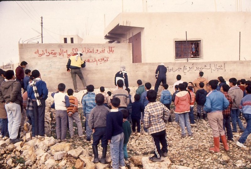 112 صورة قبل خمس وعشرون سنة للذكرى " في زمن الانتفاضة الاولى وقت استشهاد محمد سالم  Ouuuu219