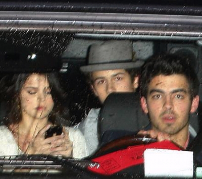 Selena quittant "Hope for Haiti Telethon " avec les Jonas Brothers[22 janvier 2010] Normal17