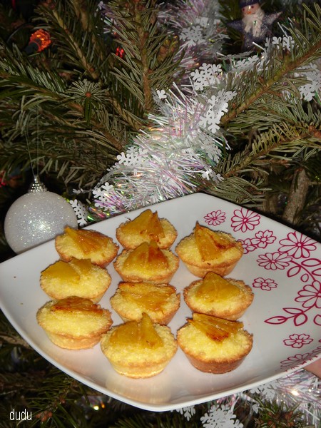 Bouchées croustillantes à l' ananas frais, caramélisé au jus de mandarine, et à la noix de coco. Dsc07310