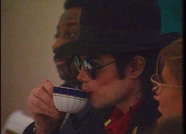 Immagini Michael Jackson che mangia e beve. - Pagina 11 2mmryp10