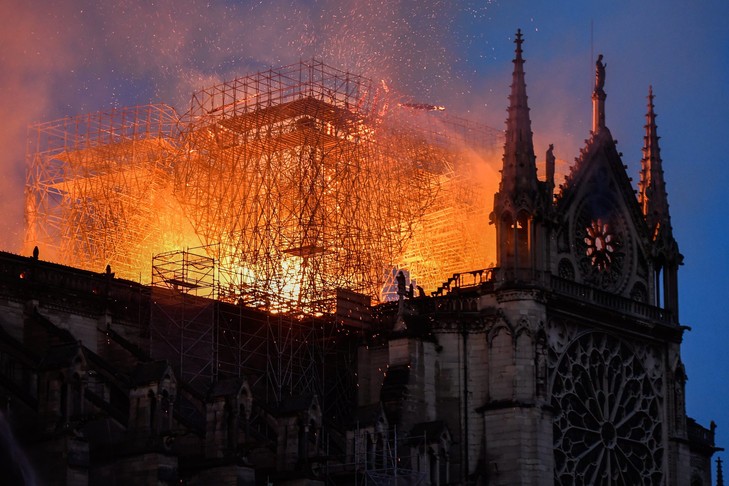 Notre-Dame de Paris brûlée et défigurée à jamais - Rituel satanique de triomphe retentissant de la Franc-Maçonnerie sur la Chrétienté Notre-10