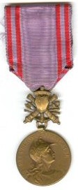 Officier Français avec un médaille peu commune Assoc_10