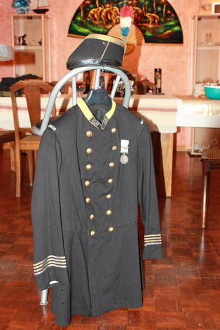 reconstitution d'uniforme d'un ancetre - Page 2 Img_7611