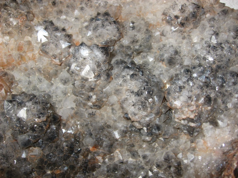 géode de quartz avec inclusions d'hématite 01810