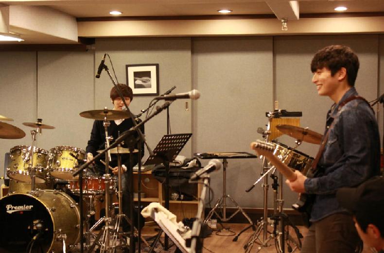 [NEWS] MinHyuk fera parti du "Idol Super Band" pour le KBS Music Festival 2012 Minhyu10