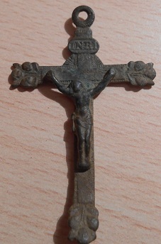Crucifix aux angelots  du début XIXe . Dscn1010