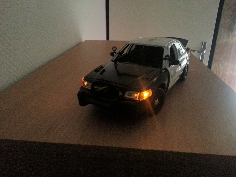 FORD CROWN VICTORIA POLICE 1/18 EQUIPEMENT A LED 20130123