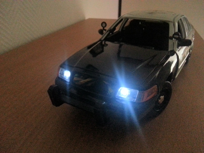 FORD CROWN VICTORIA POLICE 1/18 EQUIPEMENT A LED 20130125