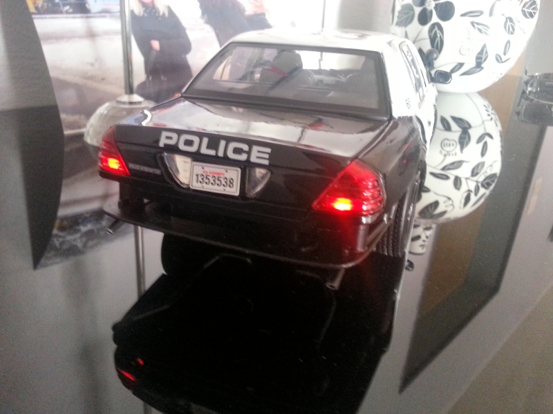 FORD CROWN VICTORIA POLICE 1/18 EQUIPEMENT A LED 20130127