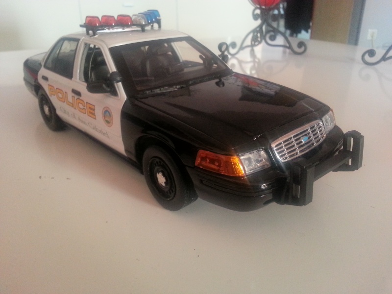 FORD CROWN VICTORIA POLICE 1/18 EQUIPEMENT A LED 20130128