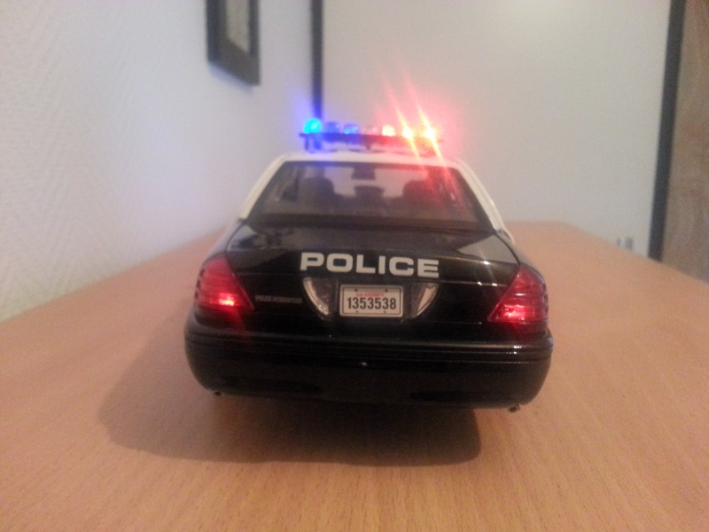 FORD CROWN VICTORIA POLICE 1/18 EQUIPEMENT A LED 20130137