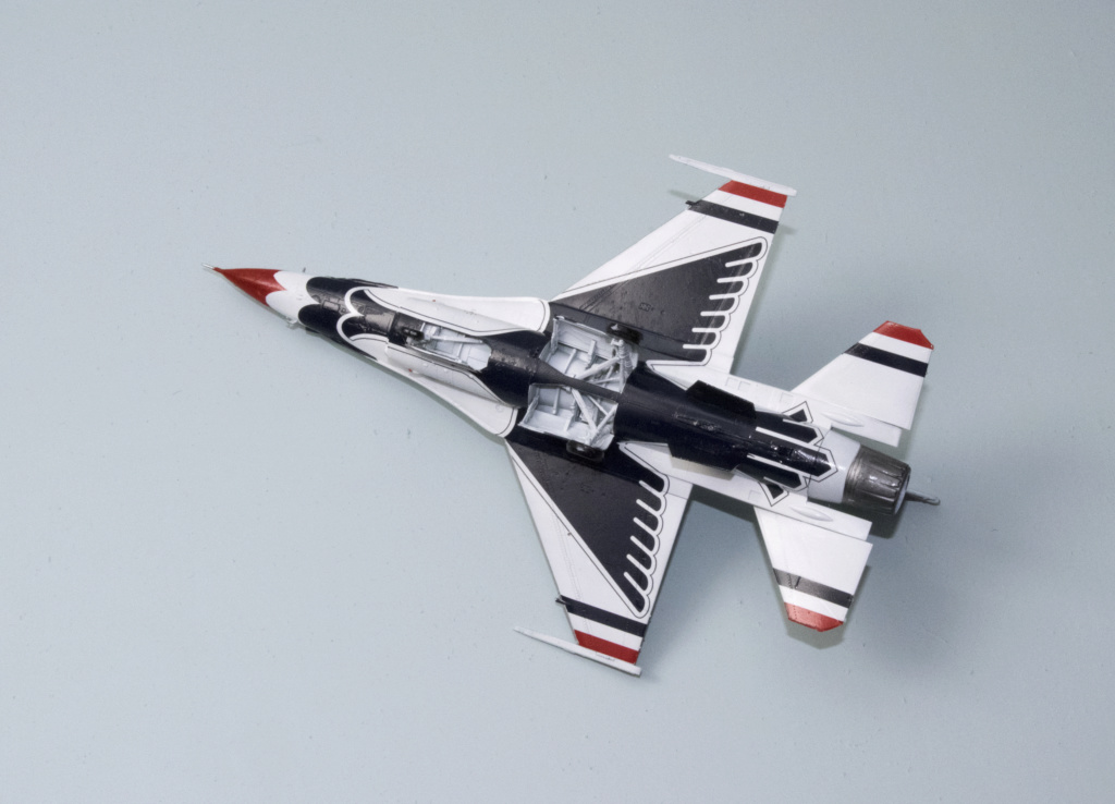 [ACADEMY] GENERAL DYNAMICS F-16 C FIGHTING FALCON Réf 12429 Academ24