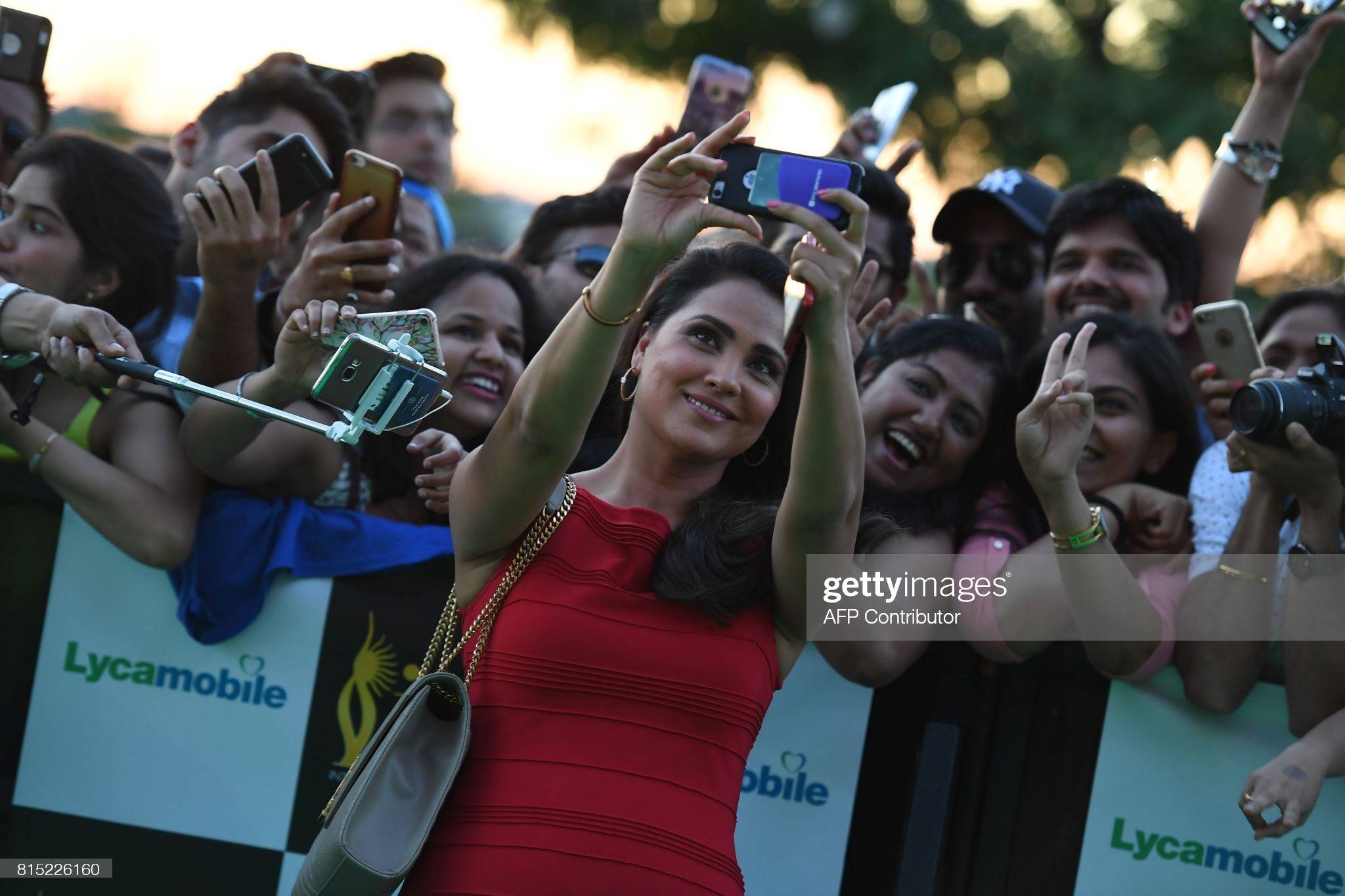 lara dutta, miss universe 2000. - Página 26 25909218