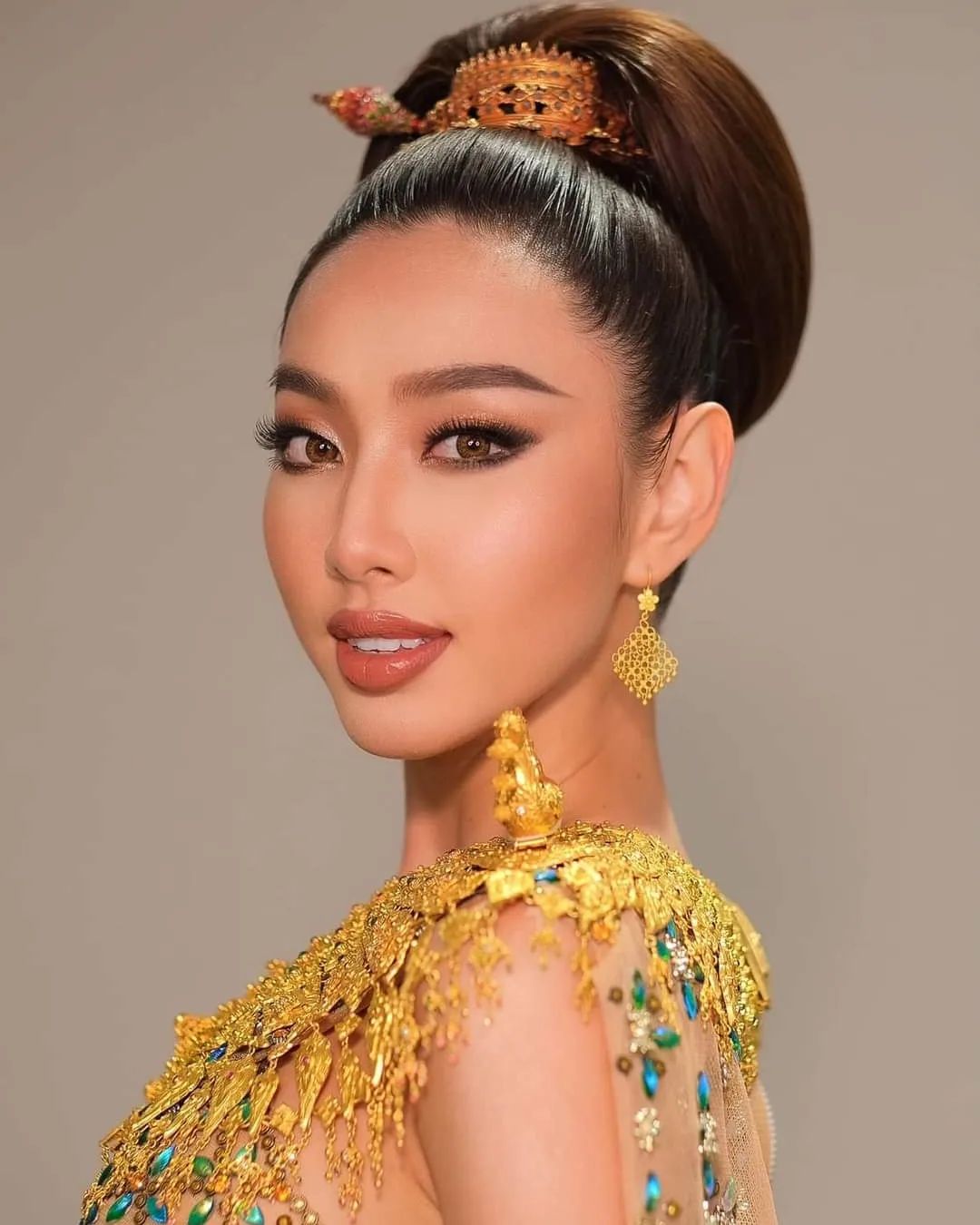 nguyen thuc thuy tien, miss grand international 2021. - Página 7 27986325