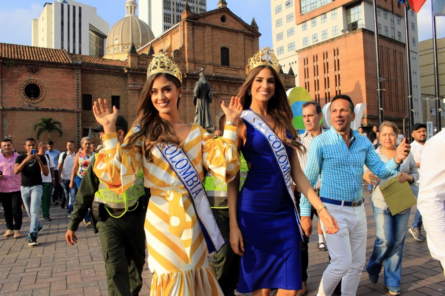 gabriela tafur, top 5 de miss universe 2019. - Página 2 5bef9911