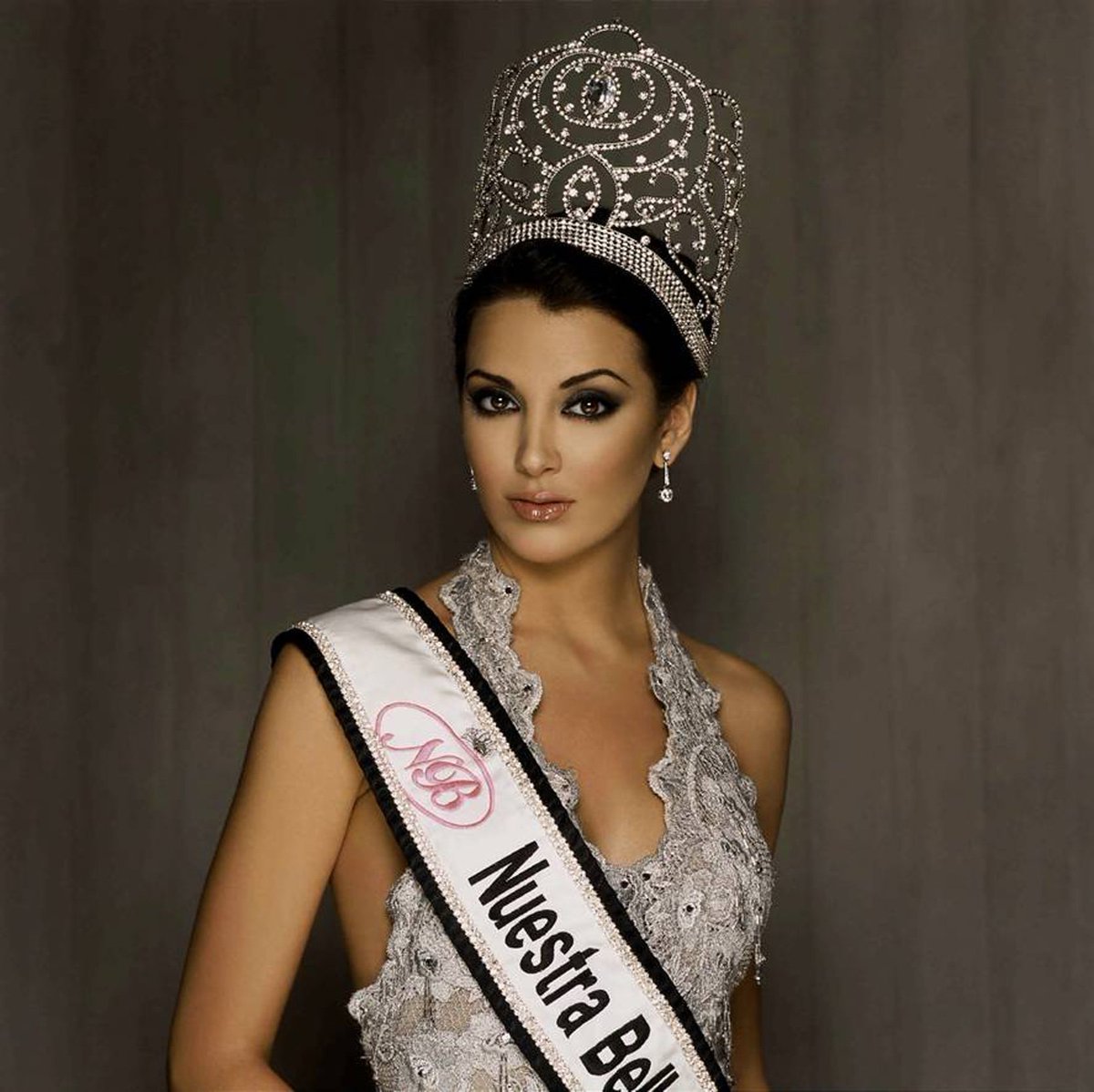 priscila perales, miss international 2007. - Página 10 Dombk810