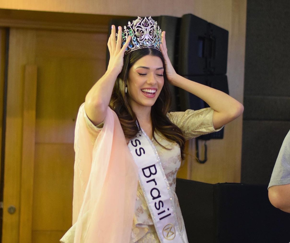 leticia frota, top 8 de miss world 2023. - Página 2 Lpic6814