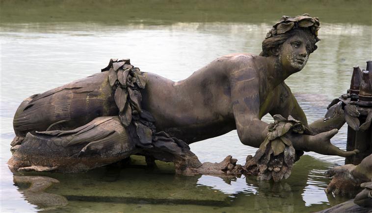 La sirène à Versailles, monstre hybride et dangereux 17-54713