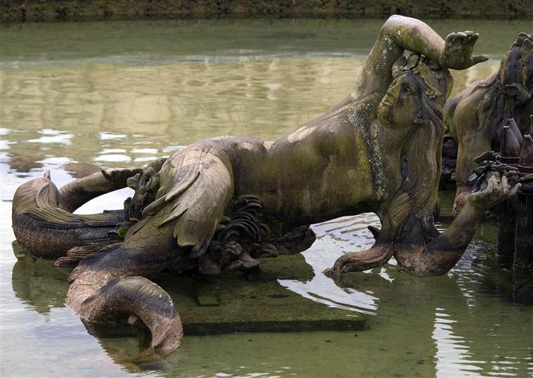 La sirène à Versailles, monstre hybride et dangereux 17-54714