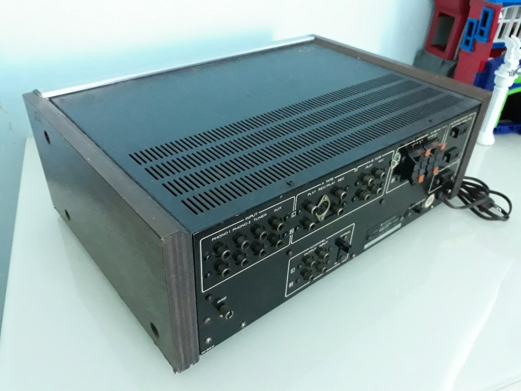 Kenwood KA4006 integrated amplifier.  Carous30