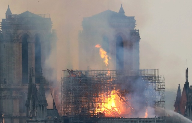 NOTRE DAME DE PARIS EN FLAMMES (commentaires) 830x5310