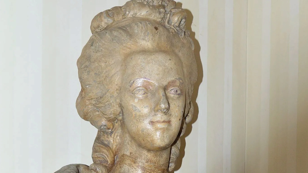 A vendre: bustes Marie Antoinette - Page 10 Zzzz10