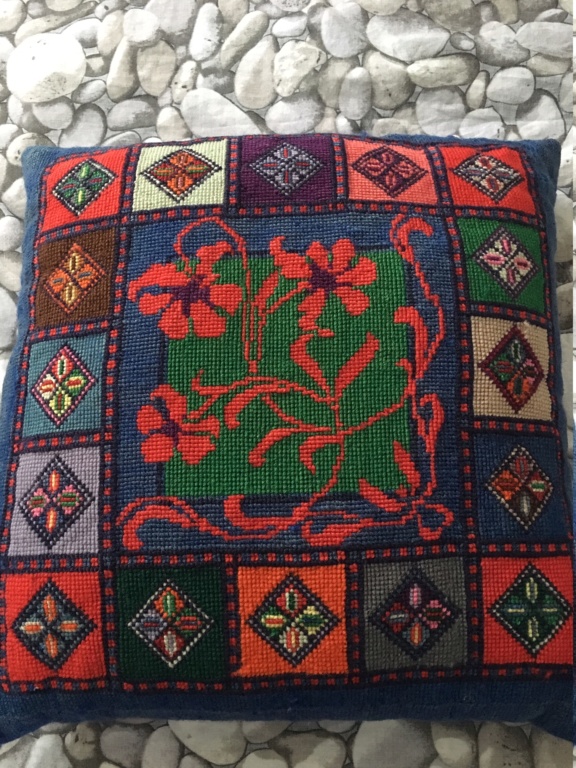 Tapis laine broderie sur canevas XXème 410