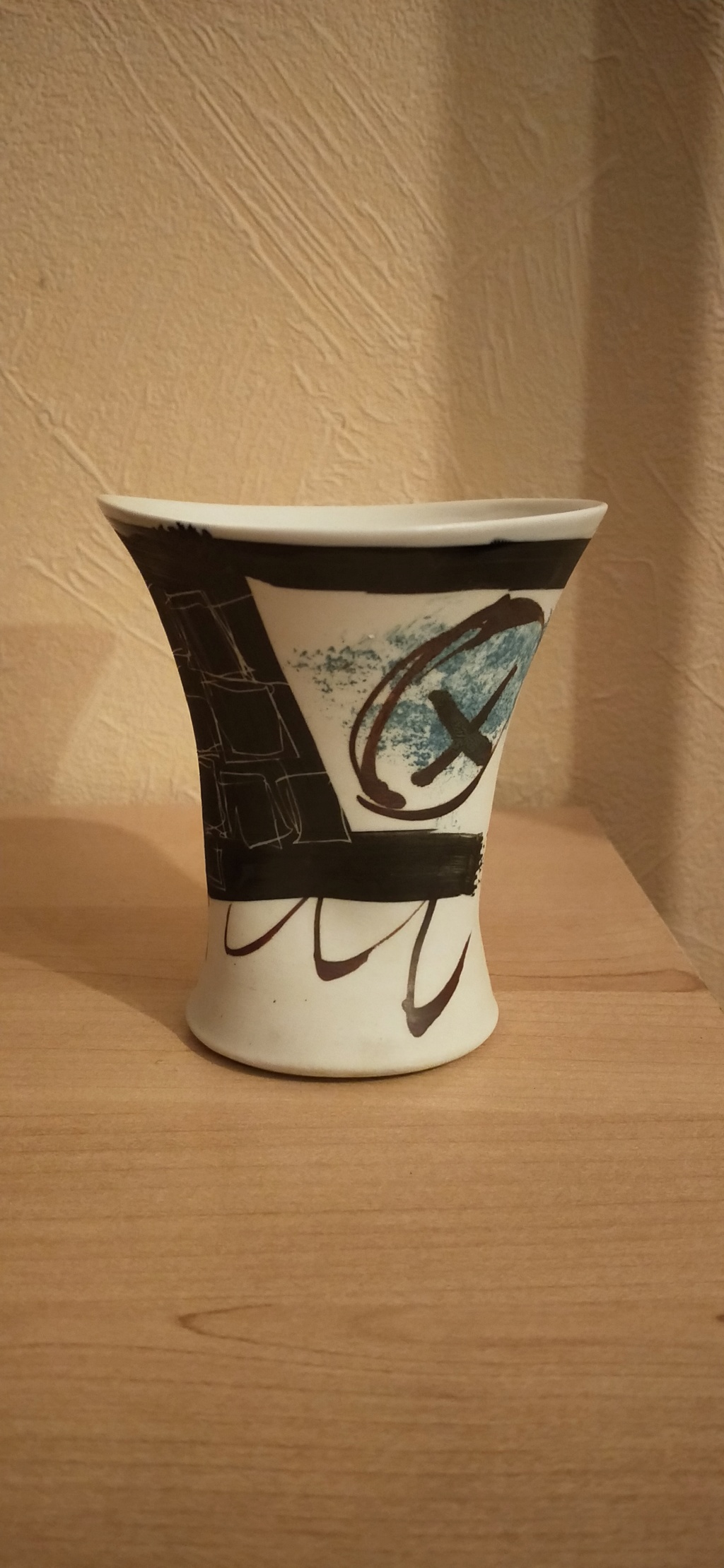 Petit vase atypique porcelaine décor graphique bleu et noir signature à identifier 15751312