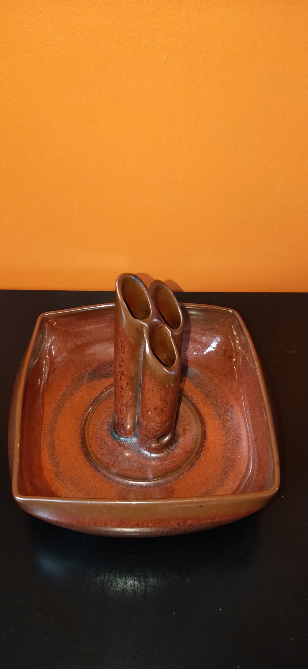 Vase atypique (coupe creuse carrée à trois tubes) signature à identifier 15770011