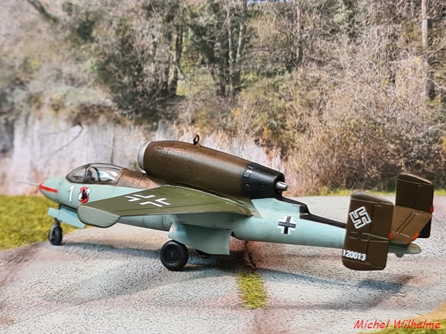 1/72 heinkel 162A  kit AZmodel 14_cop12