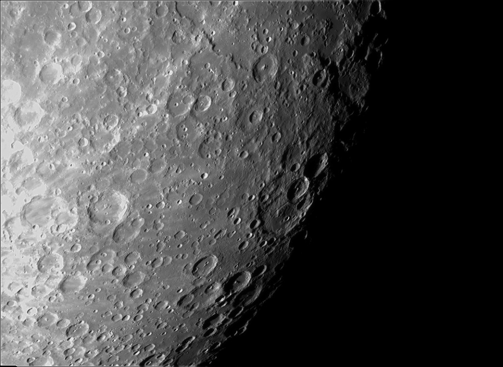 images de la lune au 18 ème jours de la nouvelle lunaison 23574710