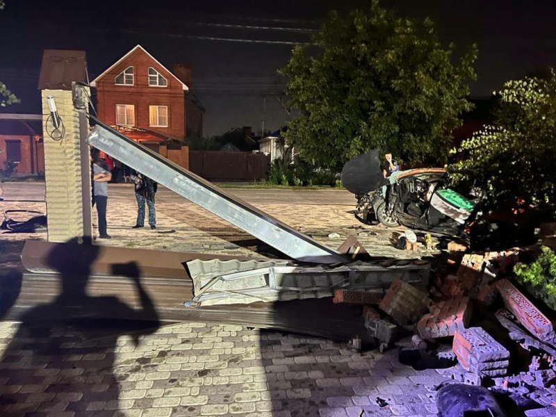 18-летний водитель каршеринговой машины и две пассажирки погибли после аварии в Батайске. Ещё двое сейчас в больнице. Photo_36