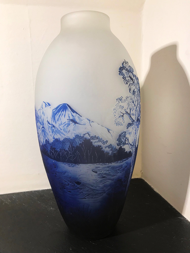 Vase en verre bleu et blanc multicouches gravé 33 cm 0210