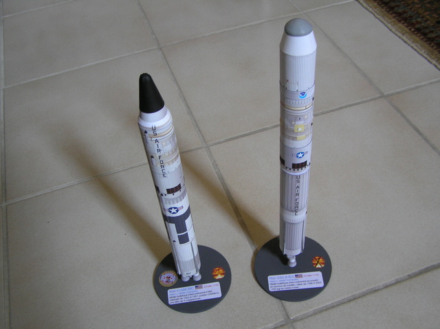 Lanceurs spatiaux: 16 : Delta IV 5M-4, 1/100, papier. P8160010