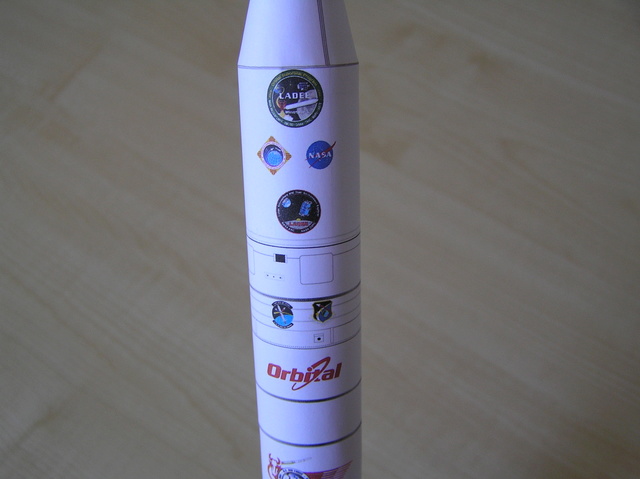 Lanceurs spatiaux: 16 : Delta IV 5M-4, 1/100, papier. P8170013