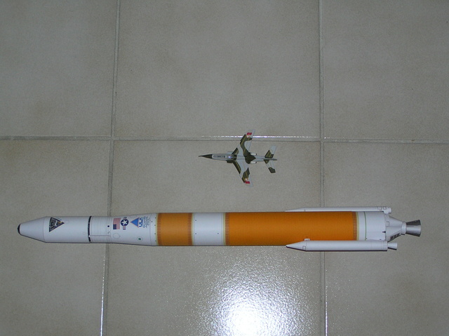 Lanceurs spatiaux: 16 : Delta IV 5M-4, 1/100, papier. P8260013
