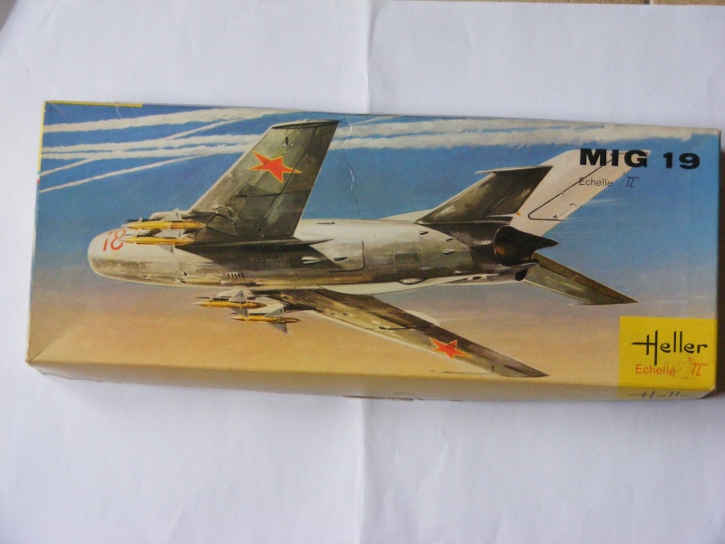 MIKOYAN & GOUREVITCH MiG 19 1/72ème Réf L 551  Dscf0824