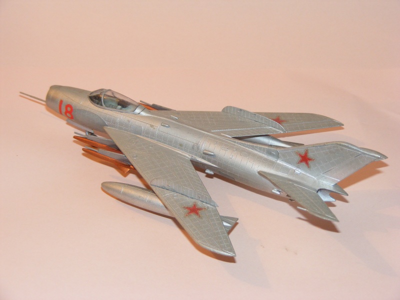 MIKOYAN & GOUREVITCH MiG 19 1/72ème Réf L 551  Dscf0836