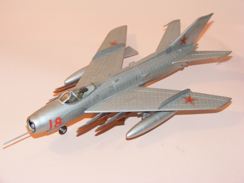 MIKOYAN & GOUREVITCH MiG 19 1/72ème Réf L 551  Dscf0837