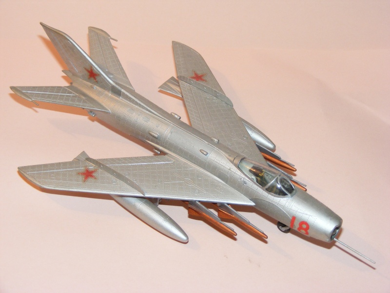 MIKOYAN & GOUREVITCH MiG 19 1/72ème Réf L 551  Dscf0838