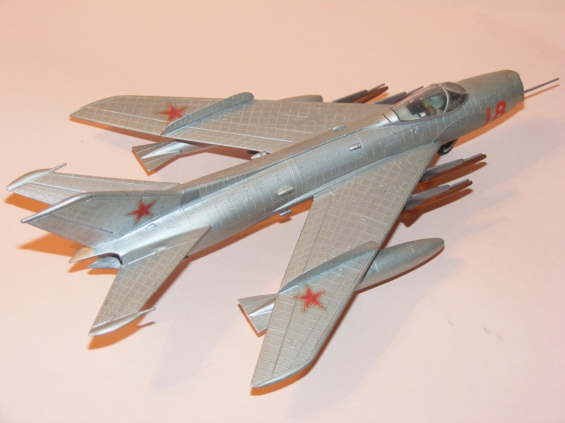 MIKOYAN & GOUREVITCH MiG 19 1/72ème Réf L 551  Dscf0839