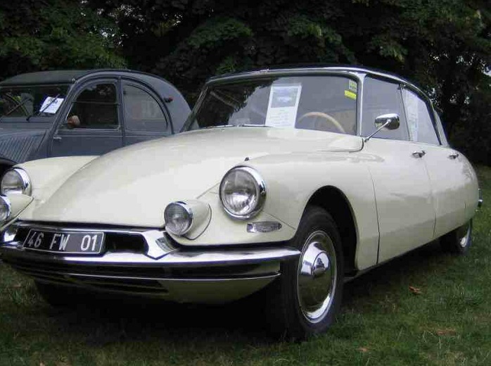 A Citroen DS 19 Ds1910