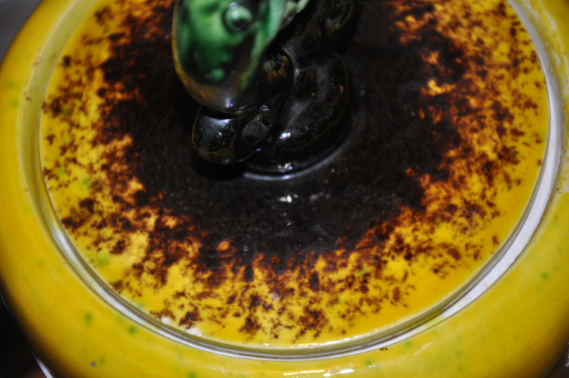 Un pot jaune avec dauphins  à identifier Dsc_0234