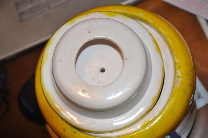 Un pot jaune avec dauphins  à identifier Dsc_0235