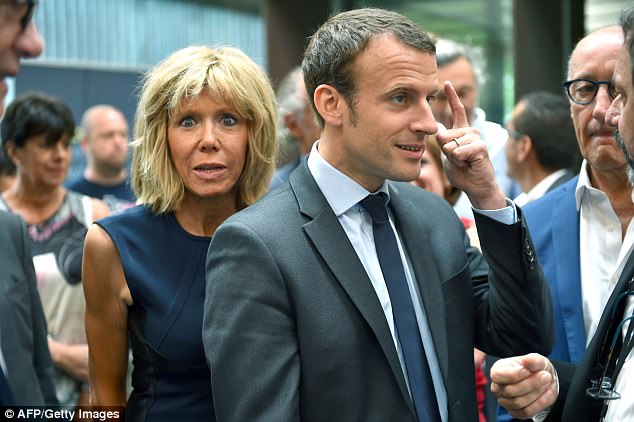 La robe de Brigitte Macron moquée sur le Net Brigit10